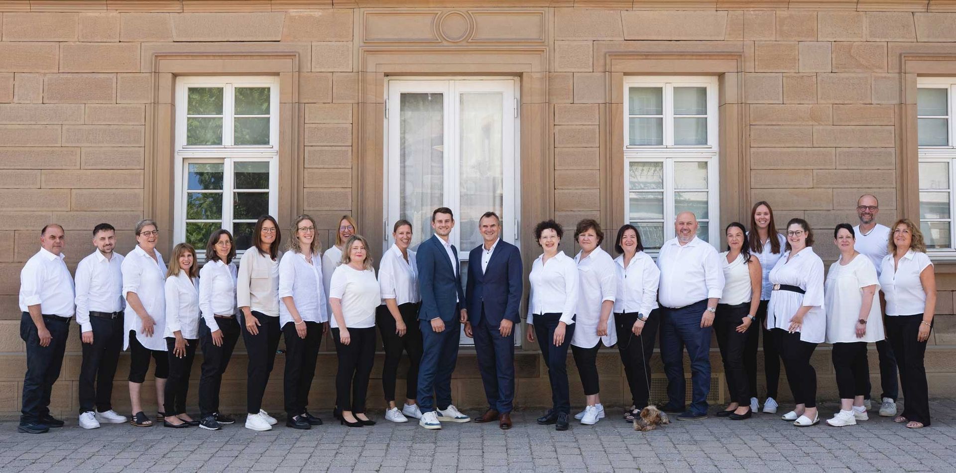 Das Team der Steuerkanzlei Burmistrak & Partner vor der Kanzlei